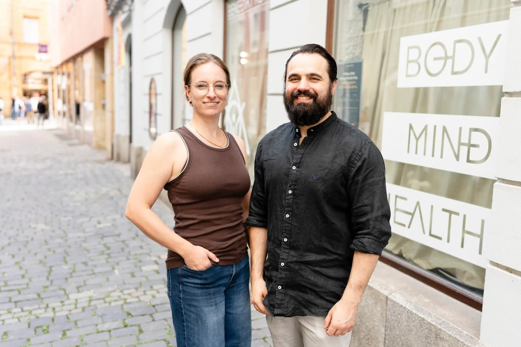 Susanne Werthner und Benedikt Kohler vor dem SOVA Studio